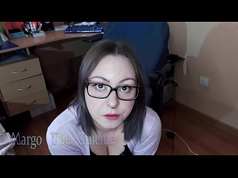 ❤️ Une fille sexy avec des lunettes suce profondément un gode devant la caméra ❤❌ Vidéo de sexe at us ❌️