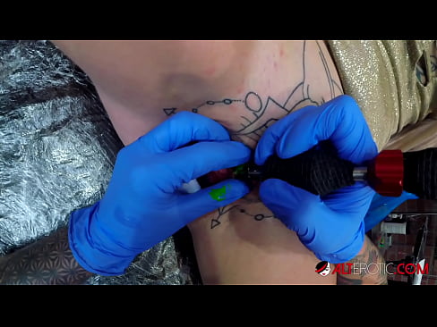 ❤️ Sully Savage, une chaudasse extrêmement tatouée, s'est fait tatouer le clitoris. ❤❌ Vidéo de sexe at us ❌️